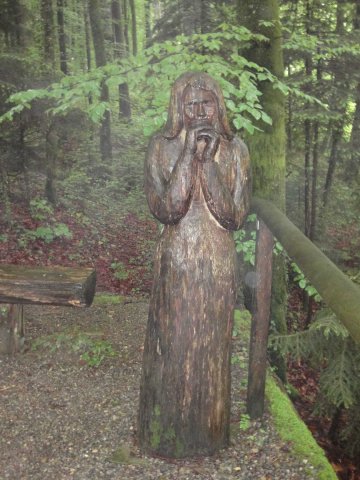 8_Holzfigur_im_Wald